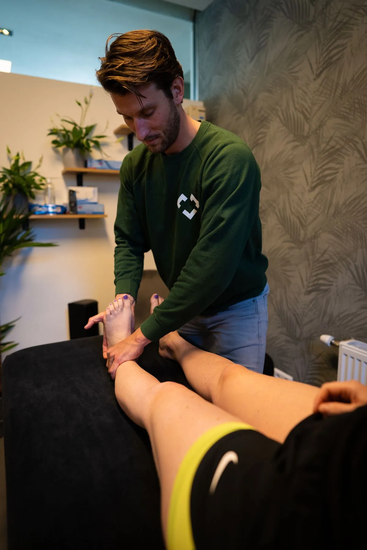 Fysiotherapeut Abel van Core Active behandelt een patiënt